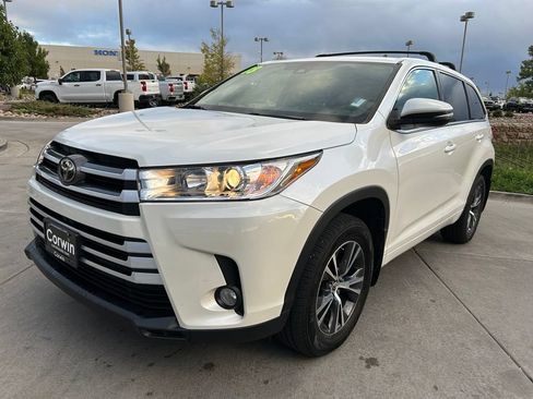 Used 2018 Toyota Highlander Plus AWD/4WD image 3