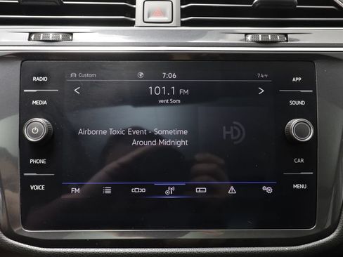 Used 2022 Volkswagen Tiguan SE AWD/4WD image 9