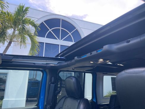 Used 2022 Jeep Wrangler Unlimited Sahara AWD/4WD image 15