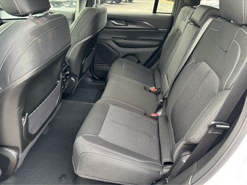 Used 2025 Jeep Grand Cherokee Laredo RWD image 15