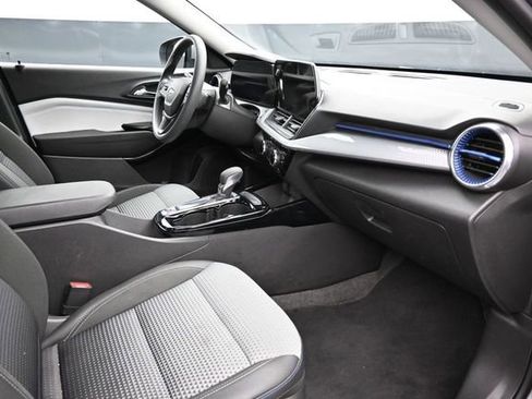 Used 2025 Chevrolet Trax LT FWD image 15