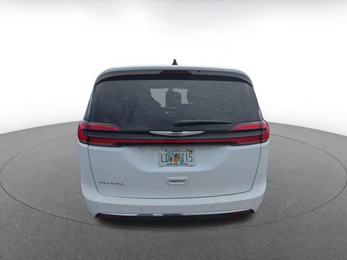 Used 2025 Chrysler Pacifica Select image 6