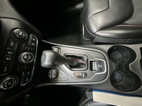 Used 2019 Jeep Cherokee Trailhawk w/ Cold Weather Group AWD/4WD image 21