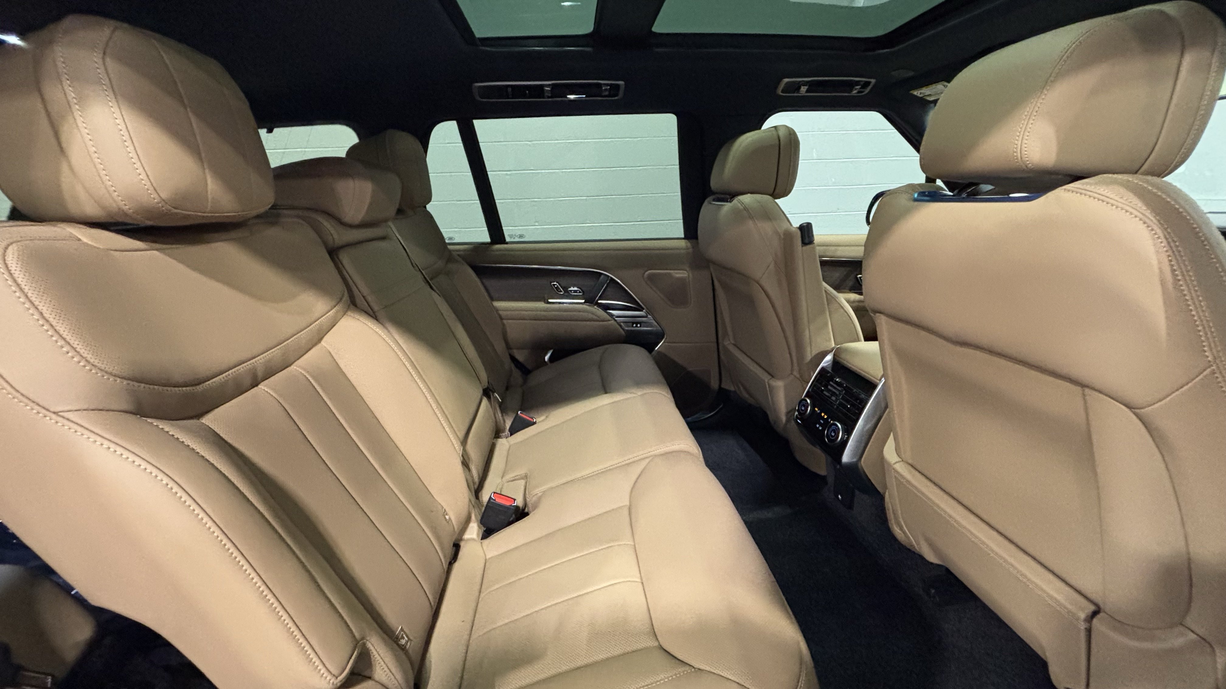New 2026 Land Rover Range Rover Long Wheelbase SE AWD/4WD image 16