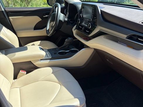 Used 2022 Toyota Highlander XLE AWD/4WD image 4