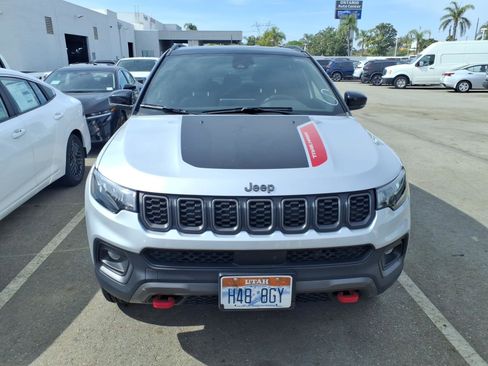 Used 2025 Jeep Compass Trailhawk AWD/4WD image 2