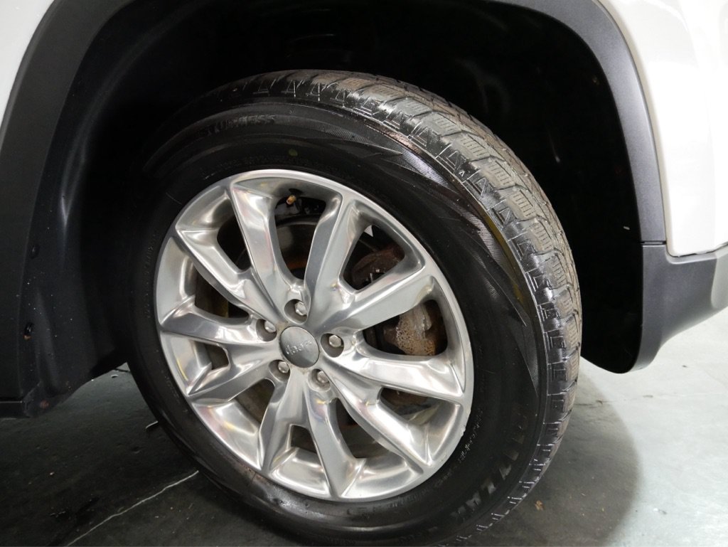 Used 2019 Jeep Cherokee Latitude Plus w/ Comfort/Convenience Group AWD/4WD image 39