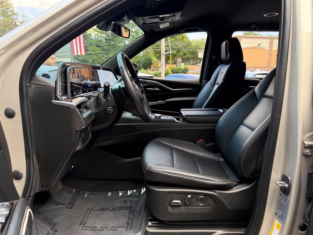 Used 2023 Cadillac Escalade Luxury RWD image 25
