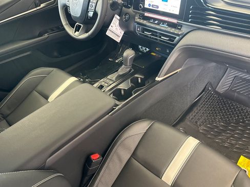 New 2026 Toyota Camry Hybrid FWD image 16
