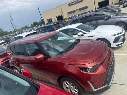 Used 2023 Kia Soul S FWD image 2
