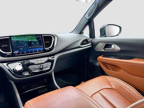 Used 2024 Chrysler Pacifica Pinnacle FWD image 31