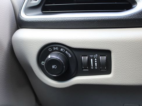 Used 2018 Chrysler Pacifica Limited w/ Advanced Safetytec Group FWD image 26