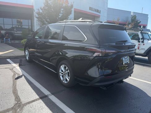 Used 2023 Toyota Sienna XLE Woodland Edition AWD/4WD image 5