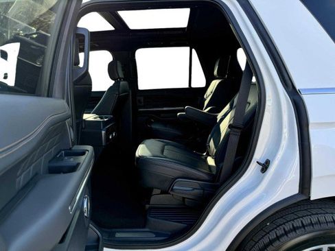 Used 2024 Ford Expedition Platinum image 32
