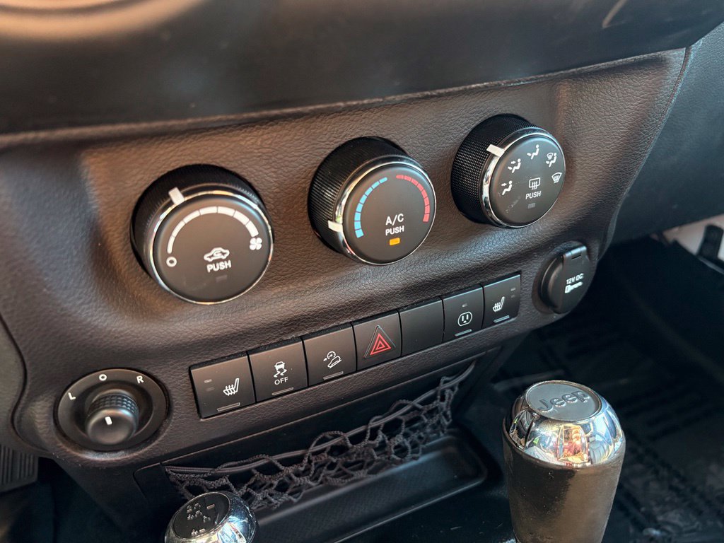 Used 2018 Jeep Wrangler Unlimited Sahara AWD/4WD image 17