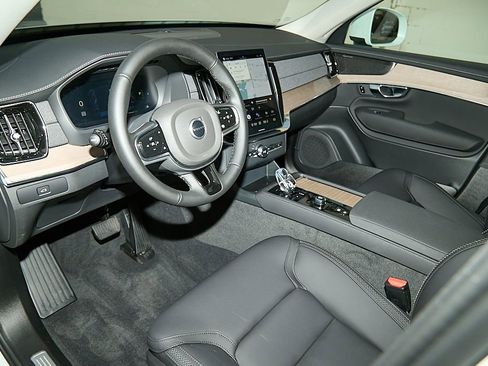 New 2025 Volvo XC90 B6 Plus w/ Protection Package Premier image 12