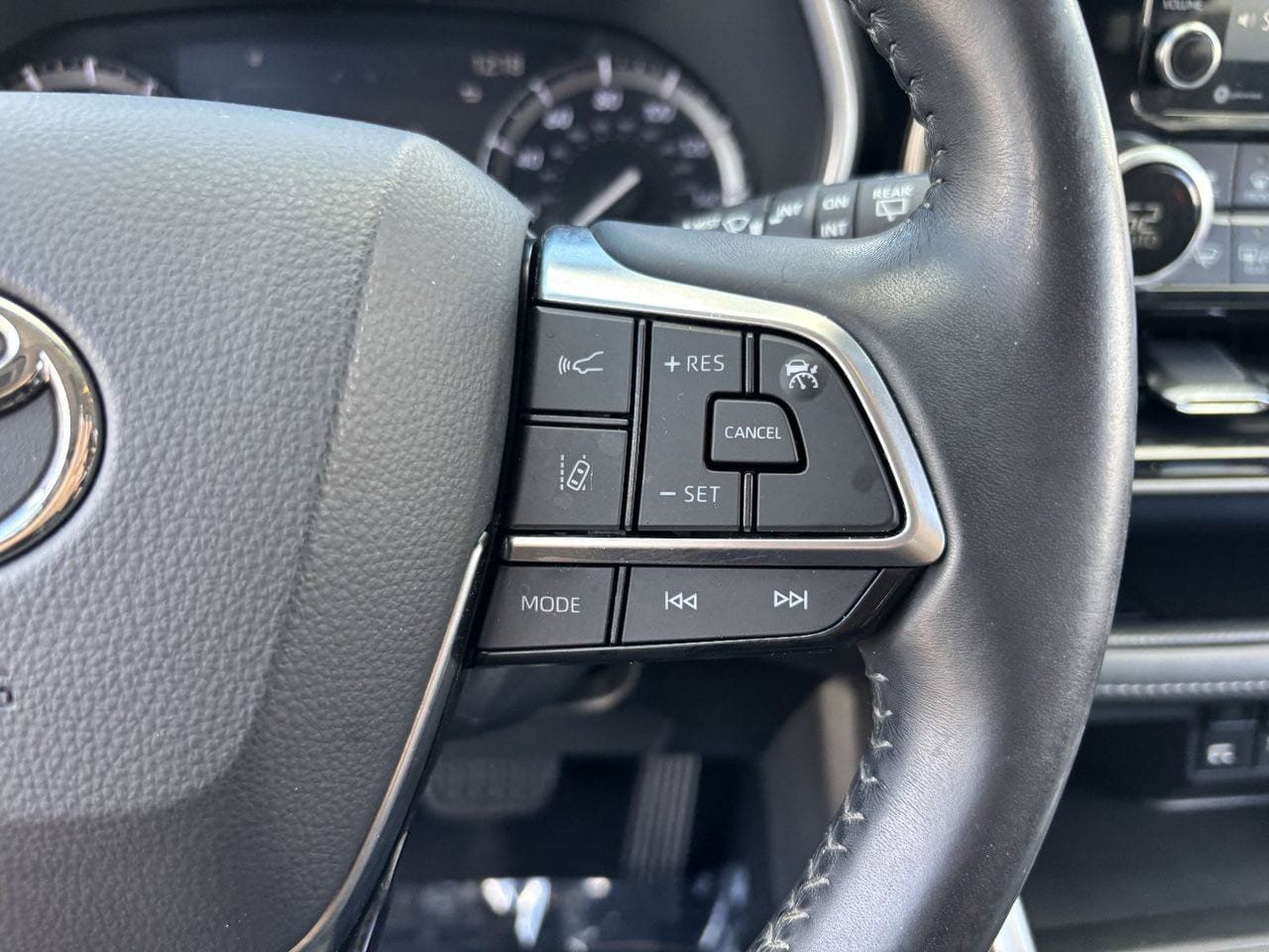 Used 2021 Toyota Highlander XLE AWD/4WD image 29
