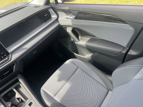 Used 2025 Volkswagen Tiguan SE image 26