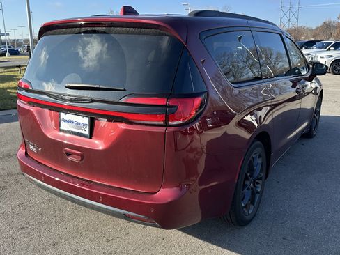 Used 2021 Chrysler Pacifica Touring-L w/ Uconnect Theater Family Group image 10