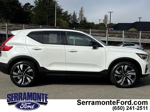 Used 2025 Volvo XC40 B5 Plus image 3