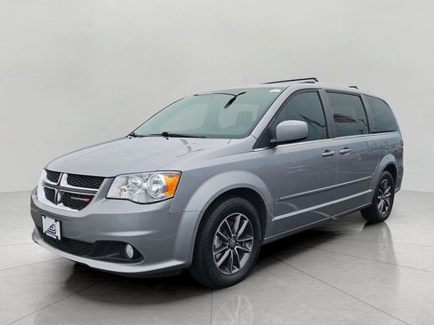 Used 2017 Dodge Grand Caravan SXT w/ Rear Park Assist Package FWD image 4