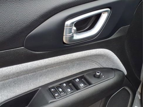 Used 2023 Jeep Compass Latitude image 13