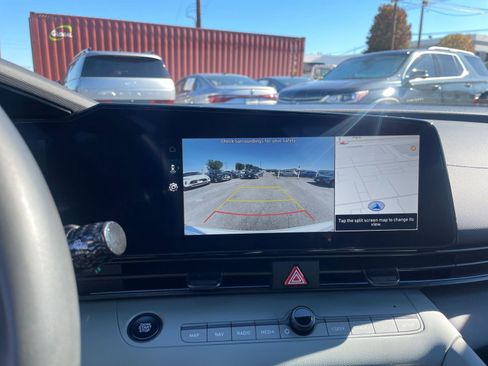 Used 2025 Hyundai Elantra Limited image 17