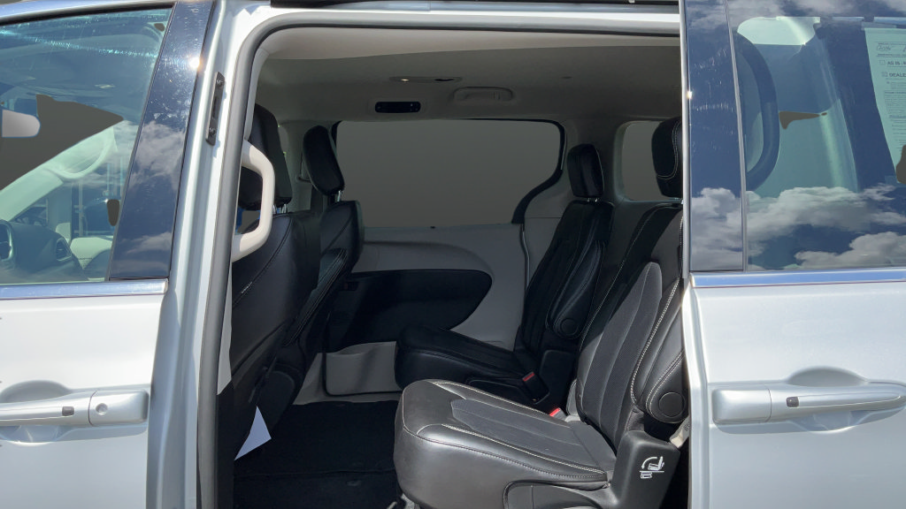 Used 2024 Chrysler Pacifica Touring-L FWD image 19