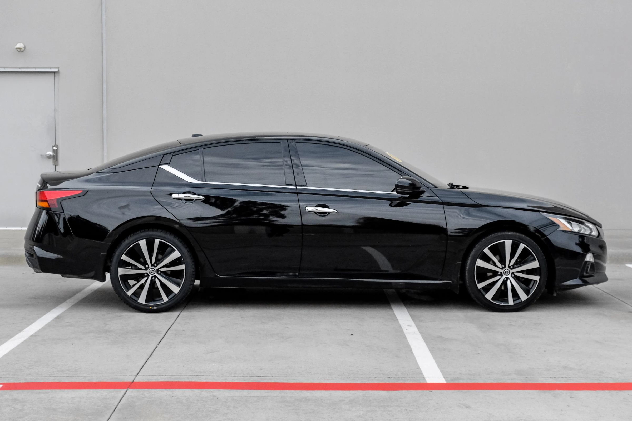 Used 2020 Nissan Altima 2.5 Platinum FWD image 3