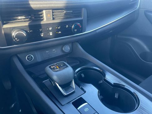 Used 2023 Nissan Rogue S image 41