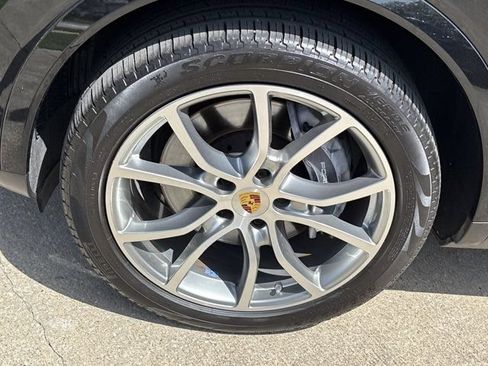 Used 2021 Porsche Cayenne w/ Premium Package AWD/4WD image 13