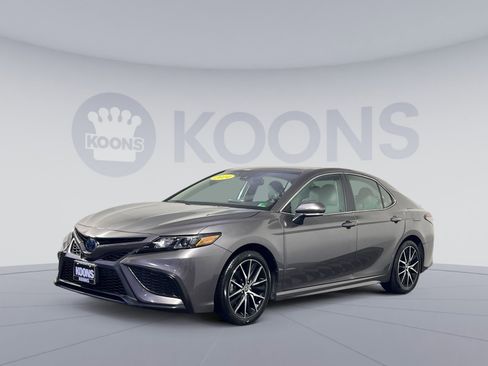 Used 2024 Toyota Camry SE image 1