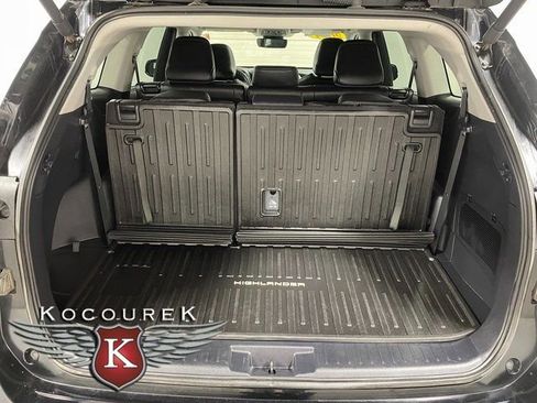 Used 2024 Toyota Highlander XLE AWD/4WD image 25