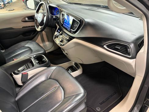 Used 2017 Chrysler Pacifica Touring-L FWD image 12