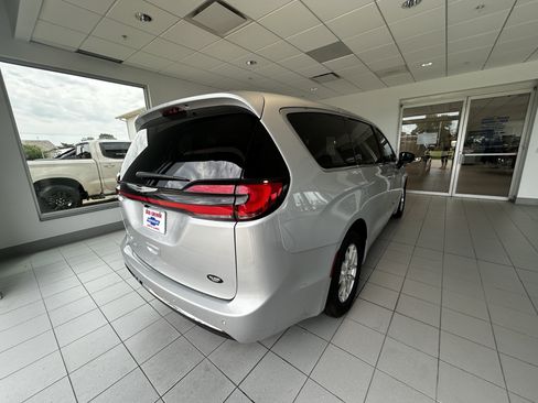 Used 2026 Chrysler Pacifica Select FWD image 7
