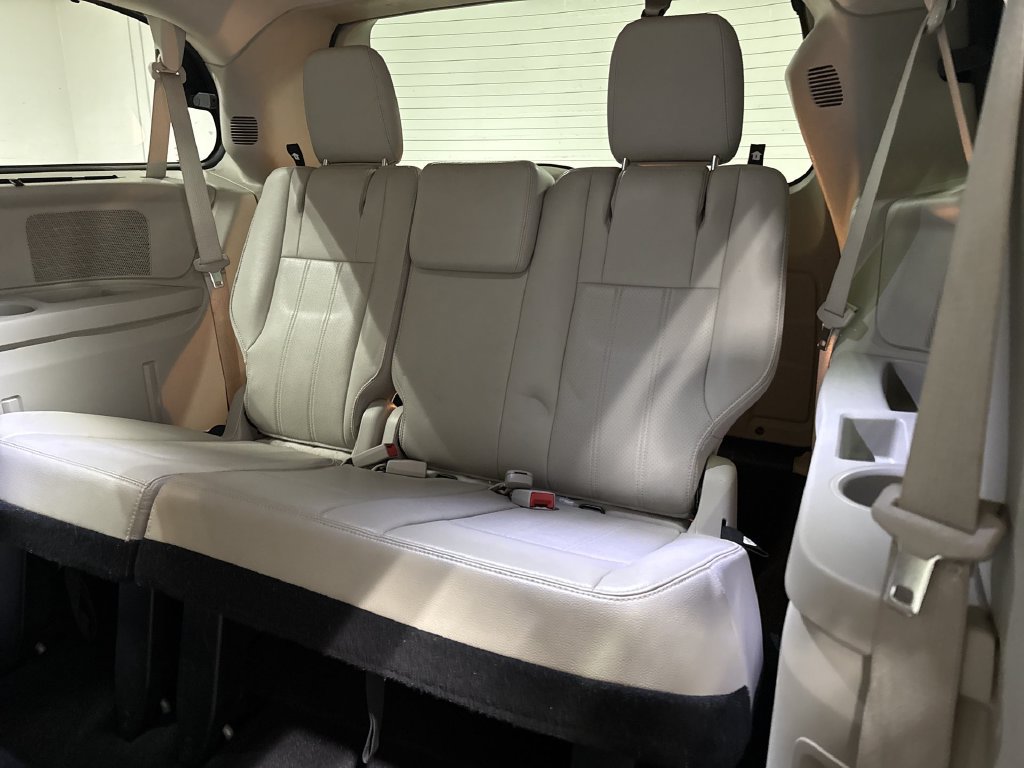 Used 2014 Chrysler Town & Country Touring-L w/ Driver Convenience Group FWD image 24