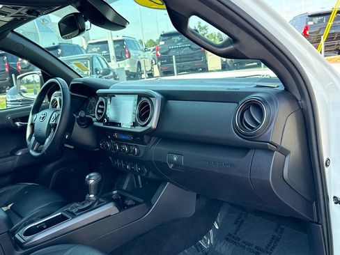 Used 2020 Toyota Tacoma TRD Off-Road w/ TRD Premium Off Road Package AWD/4WD image 14