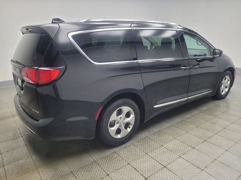 Used 2018 Chrysler Pacifica Touring-L image 10