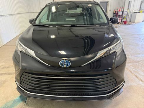Used 2023 Toyota Sienna XLE AWD/4WD image 6