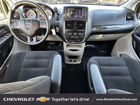 Used 2018 Dodge Grand Caravan SE w/ UConnect Hands-Free Group image 11