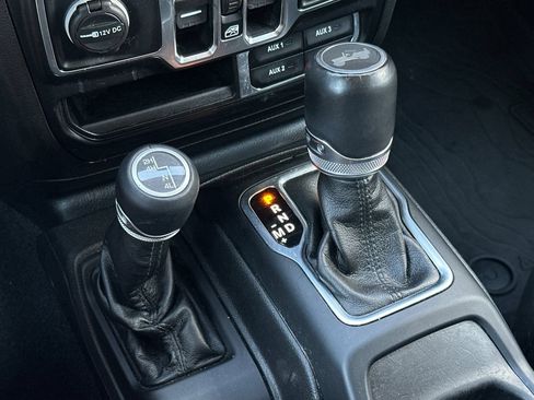 Used 2022 Jeep Wrangler Unlimited Sahara AWD/4WD image 22