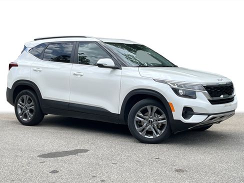 Used 2023 Kia Seltos S w/ Navigation Package FWD image 2