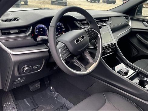 Used 2024 Jeep Grand Cherokee Laredo w/ Trailer Tow Package image 13