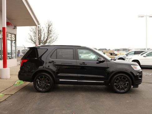 Used 2017 Ford Explorer XLT w/ Equipment Group 202A image 4