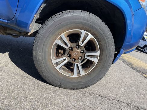 Used 2018 Toyota Tacoma TRD Sport image 11