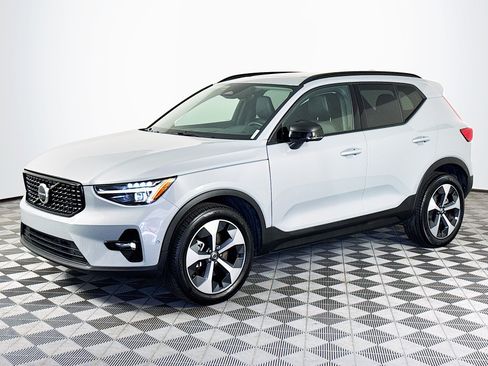 Used 2026 Volvo XC40 B5 Plus AWD/4WD image 4