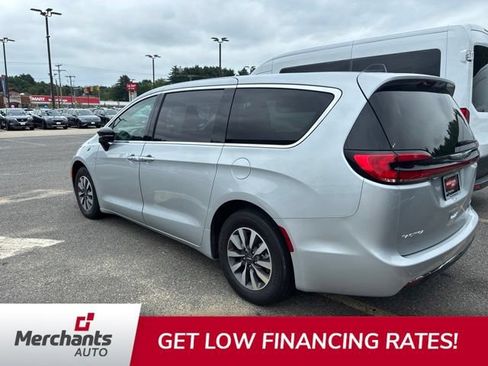 Used 2024 Chrysler Pacifica Limited FWD image 4