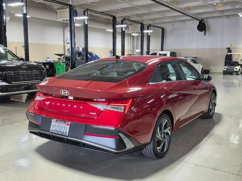 Used 2025 Hyundai Elantra Limited FWD image 7