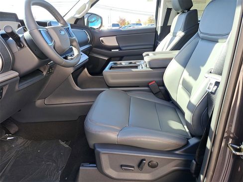 New 2025 Ford Expedition Active image 12