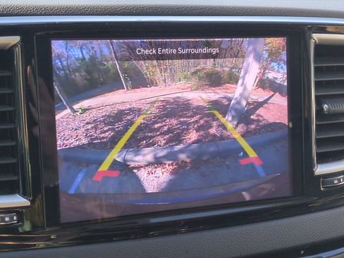 Used 2023 Chrysler Pacifica Touring-L image 20